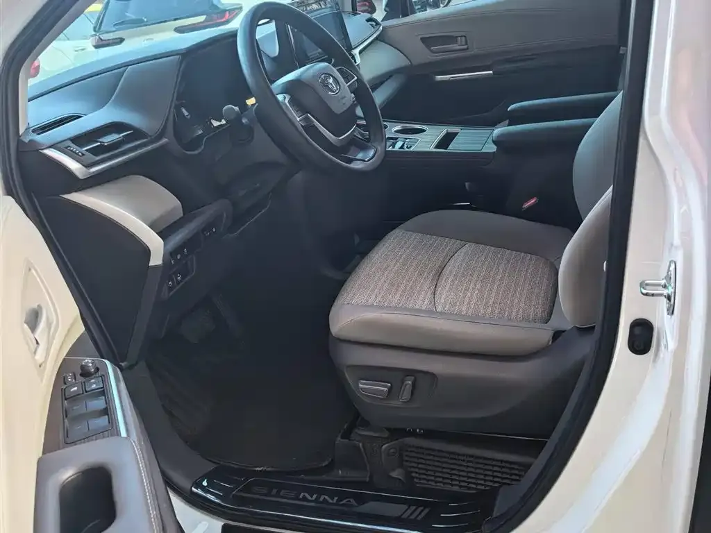 Toyota Sienna — фото 5