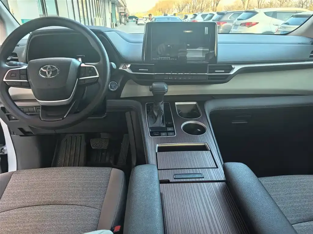 Toyota Sienna — фото 9