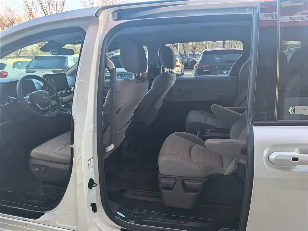 Toyota Sienna — фото 4