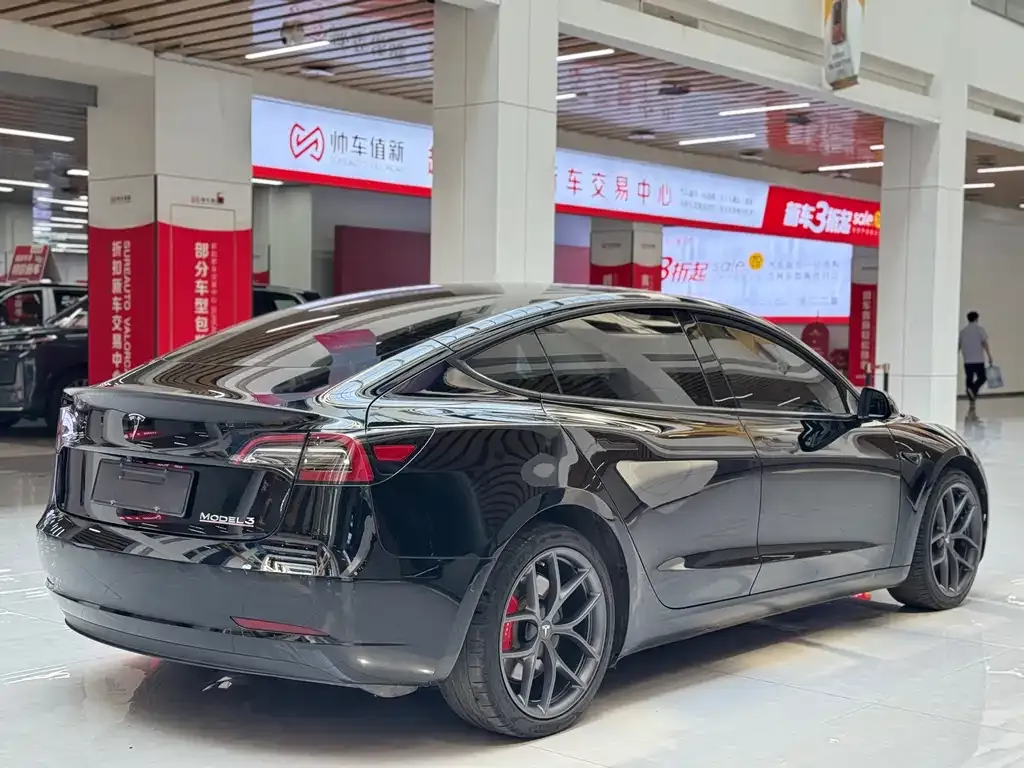 Tesla Model 3 — фото 10