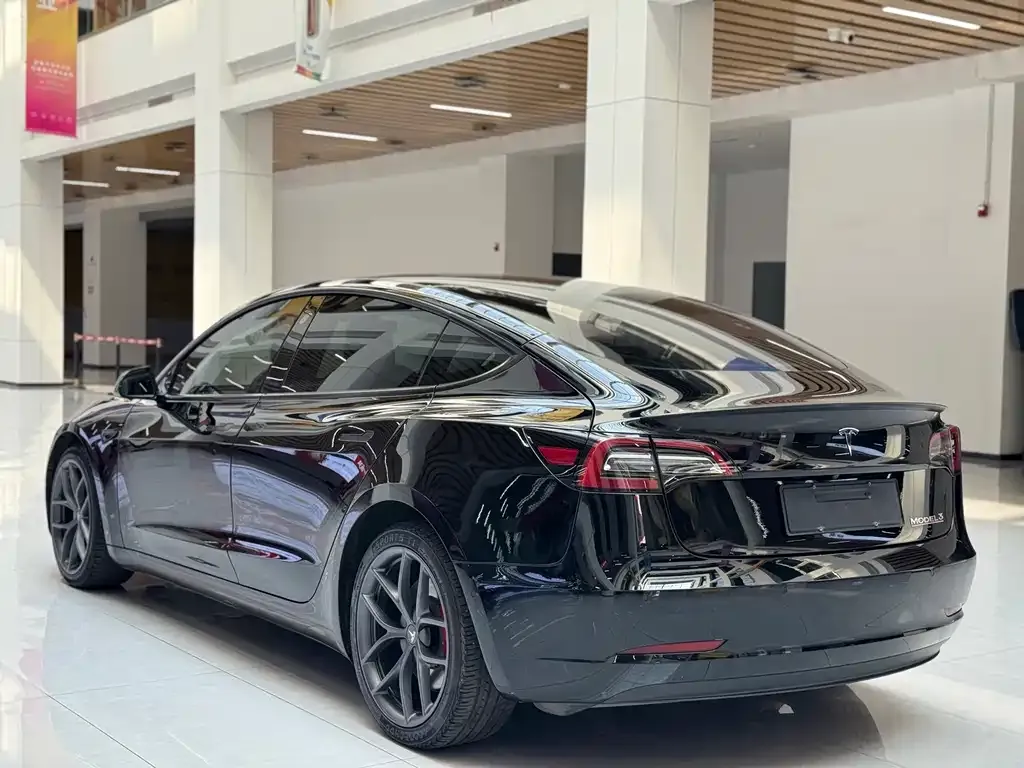 Tesla Model 3 — фото 4