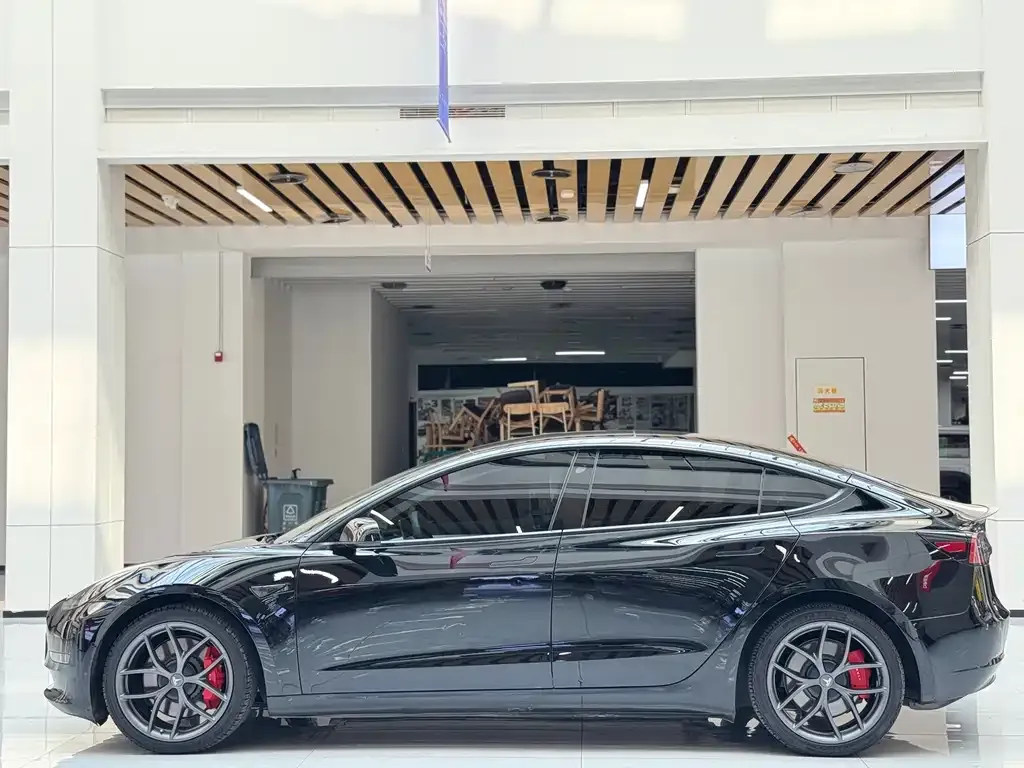 Tesla Model 3 — фото 6