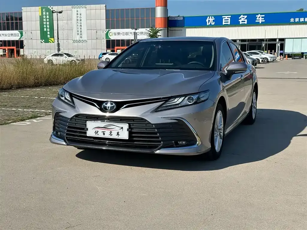 Toyota Camry — фото 1