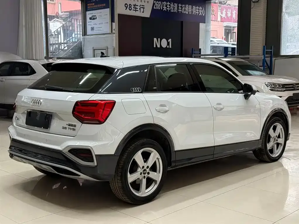 Audi Q2L — фото 10