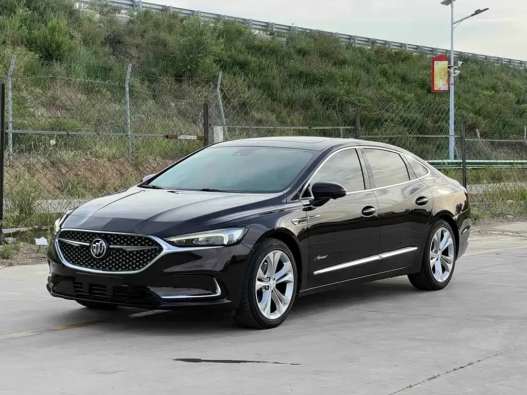 Buick LaCrosse — фото 1