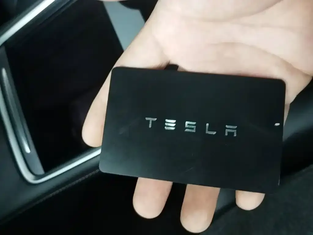 Tesla Model 3 — фото 3
