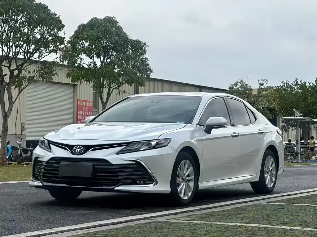 Toyota Camry — фото 1