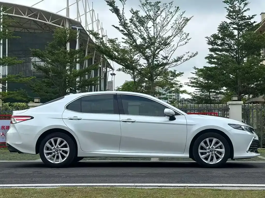Toyota Camry — фото 5