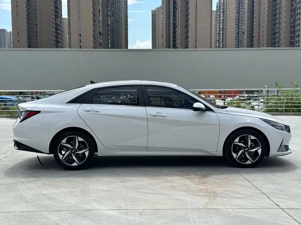 Hyundai Elantra — фото 7