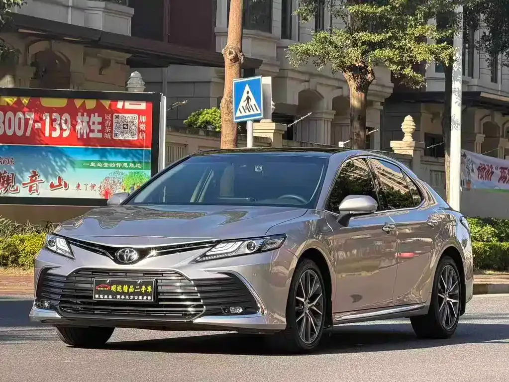 Toyota Camry — фото 1