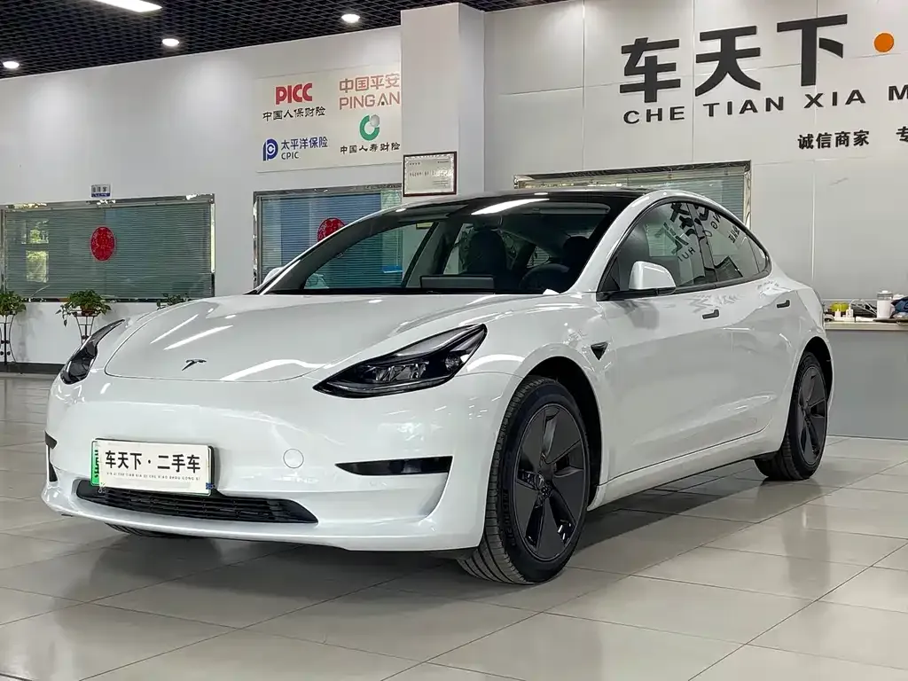 Tesla Model 3 — фото 1