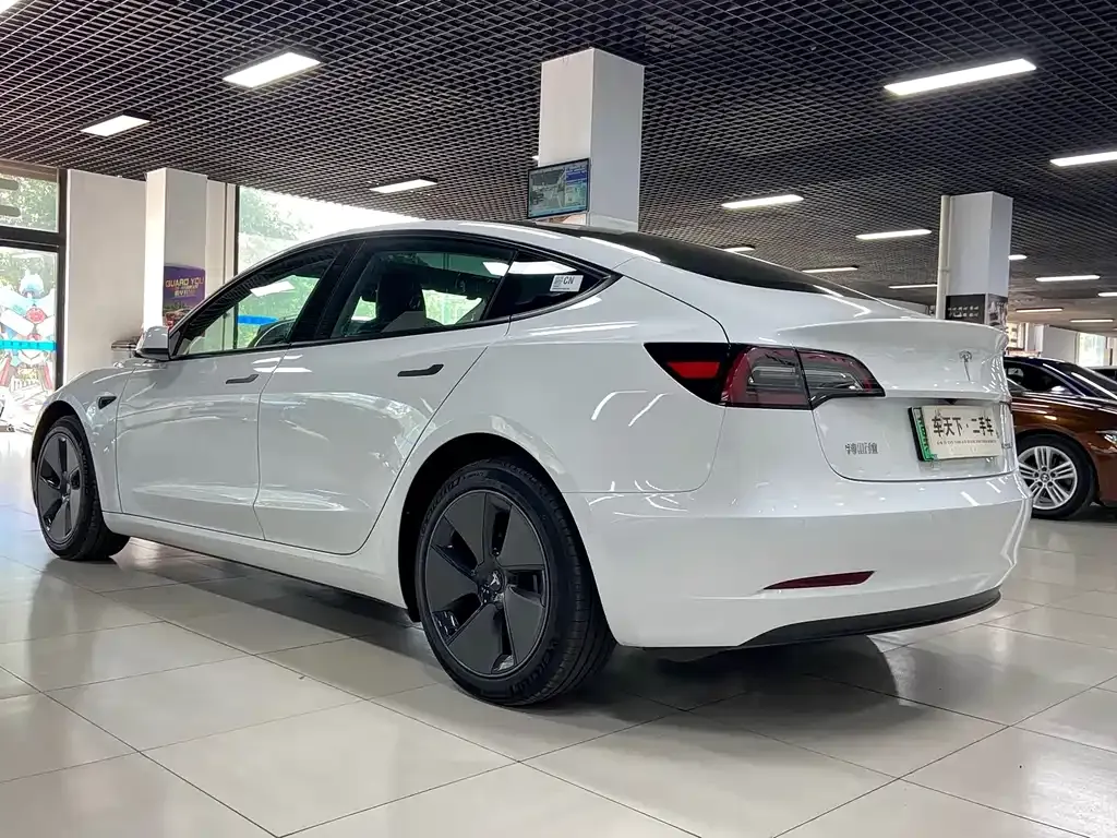Tesla Model 3 — фото 10