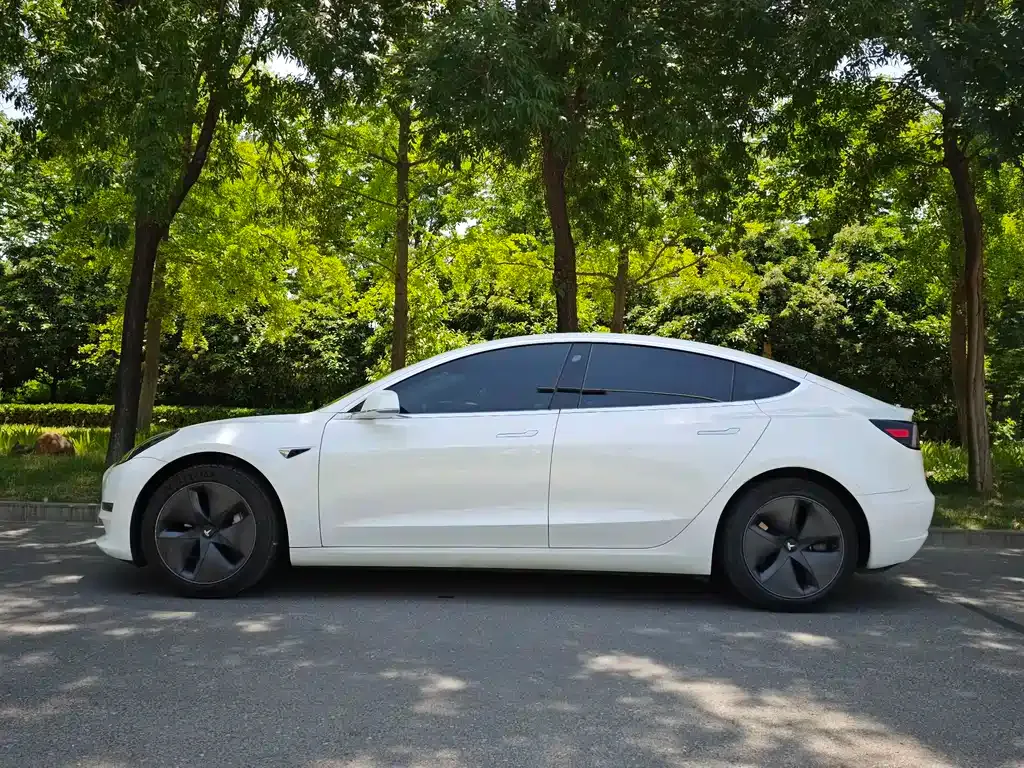 Tesla Model 3 — фото 10