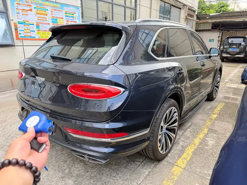 Bentley Bentayga 2022 из CN, фото 8
