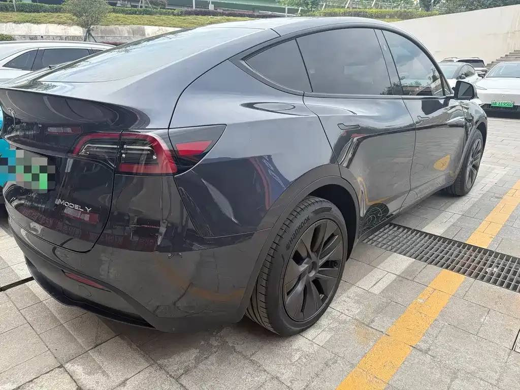 Tesla Model Y — фото 9