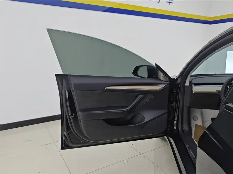 Tesla Model 3 — фото 3