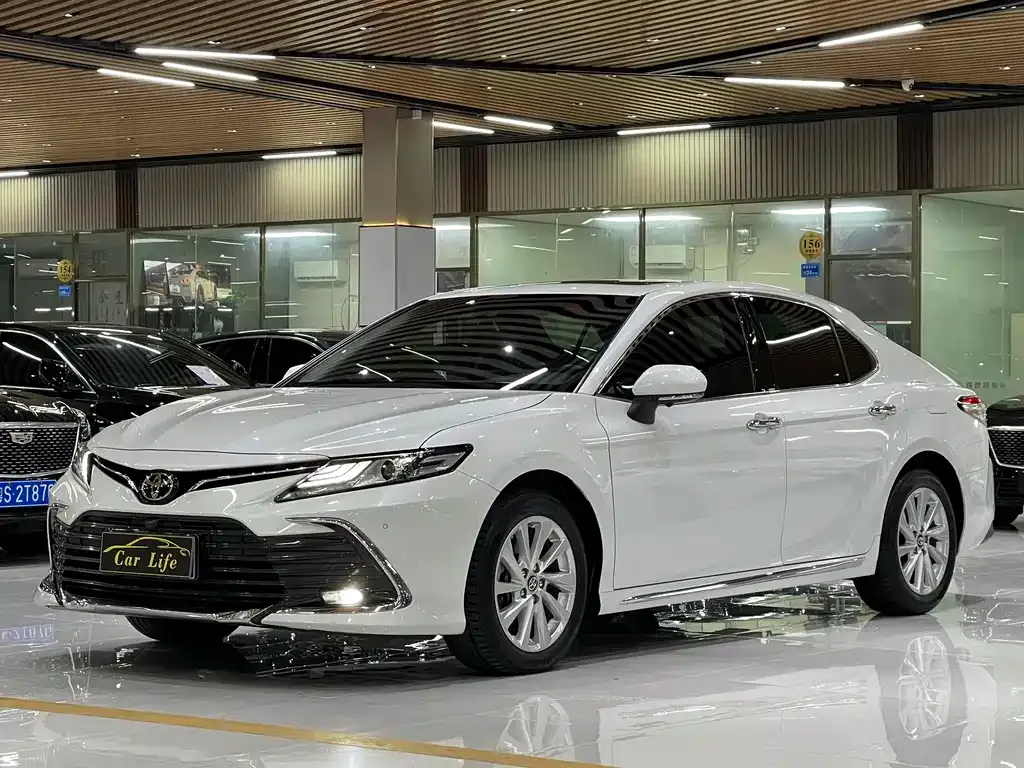 Toyota Camry — фото 1