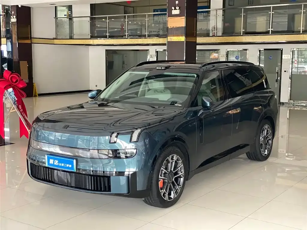 Lynk & Co 900