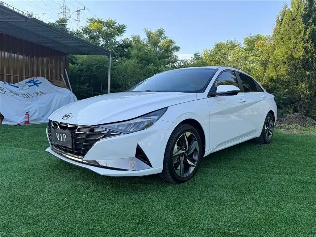 Hyundai Elantra — фото 1