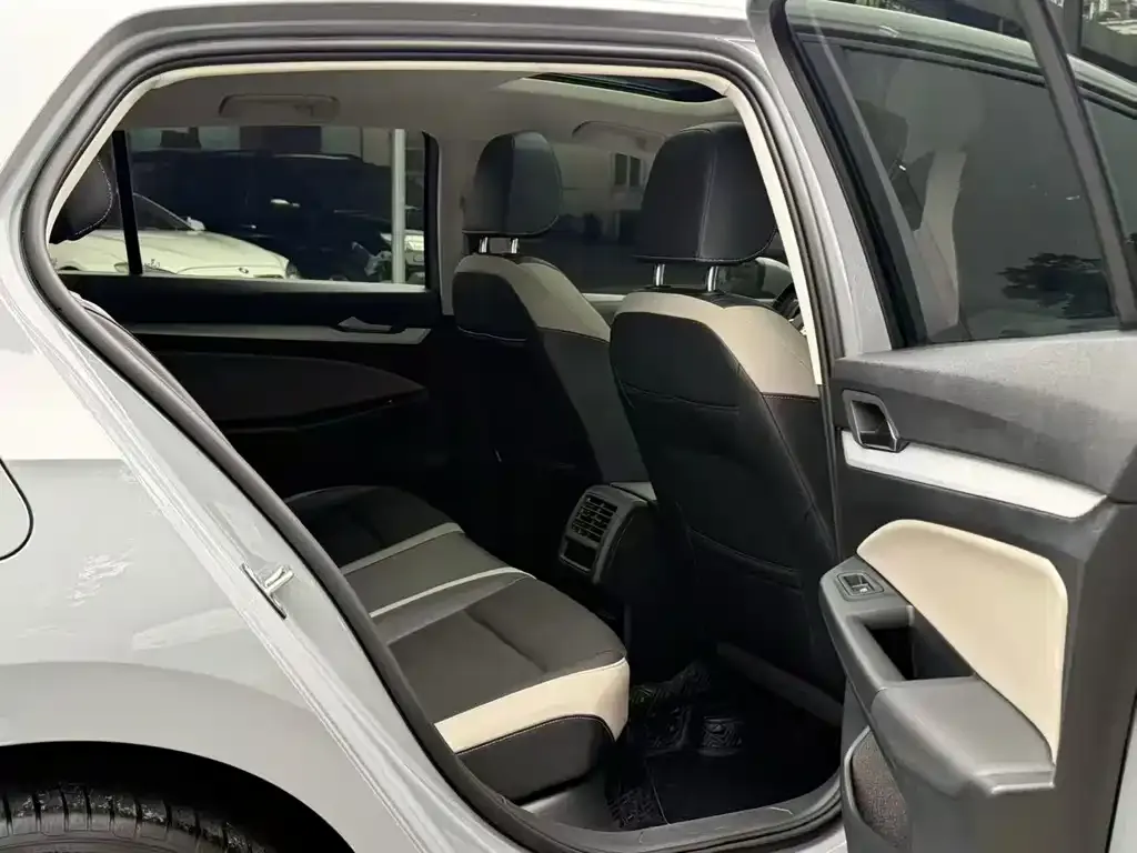 Volkswagen Golf 2021 из CN, фото 2