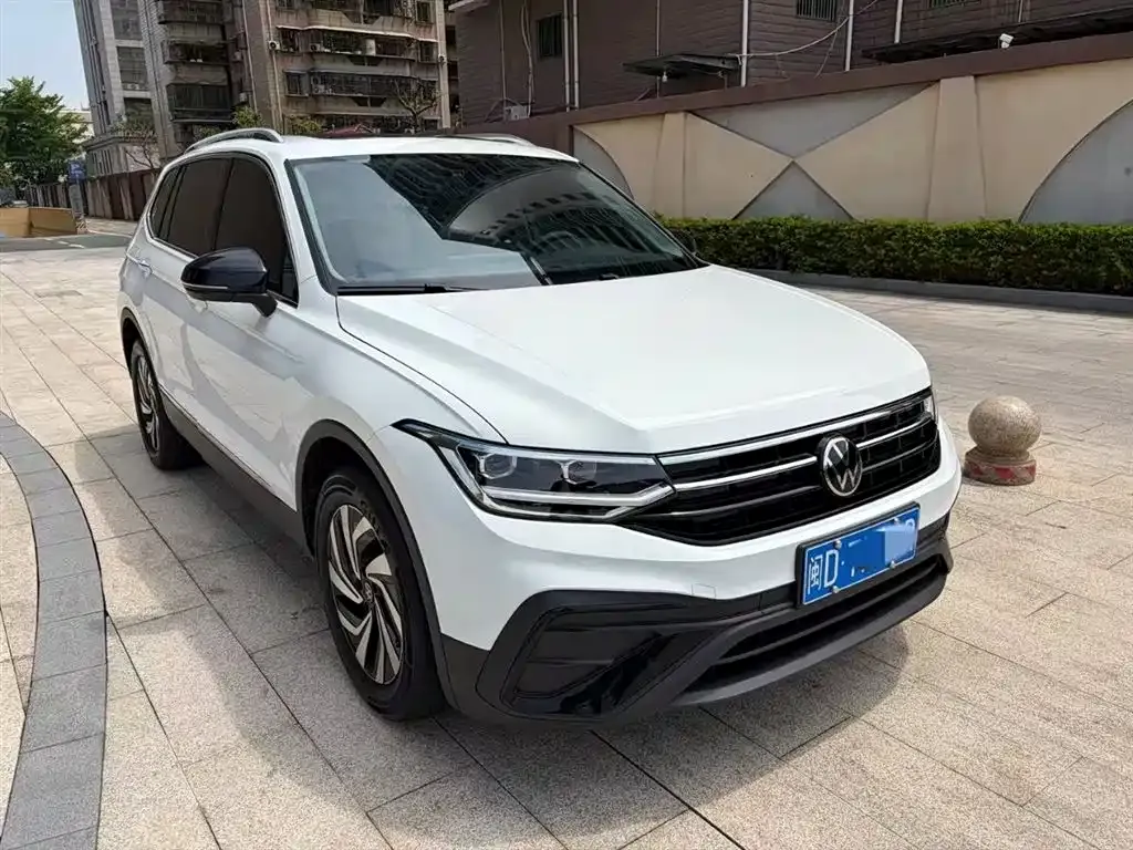 Volkswagen Tiguan L — фото 2