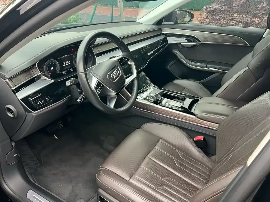 Audi A8 — фото 6
