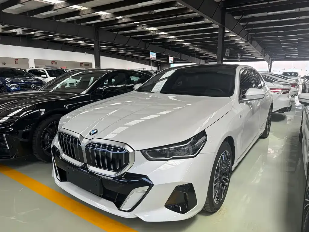 BMW 5 Series — фото 1