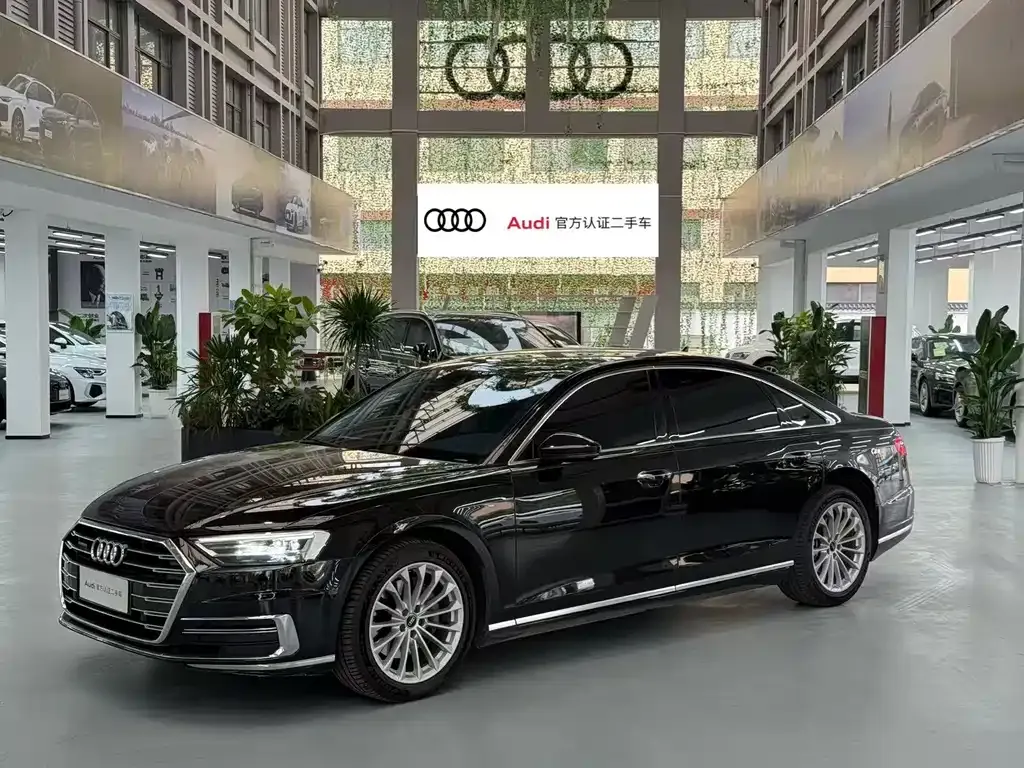 Audi A8 — фото 1