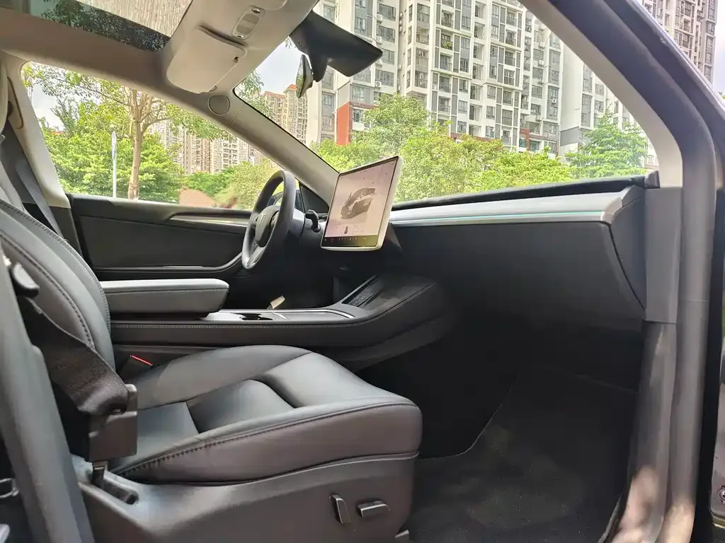 Tesla Model Y — фото 9