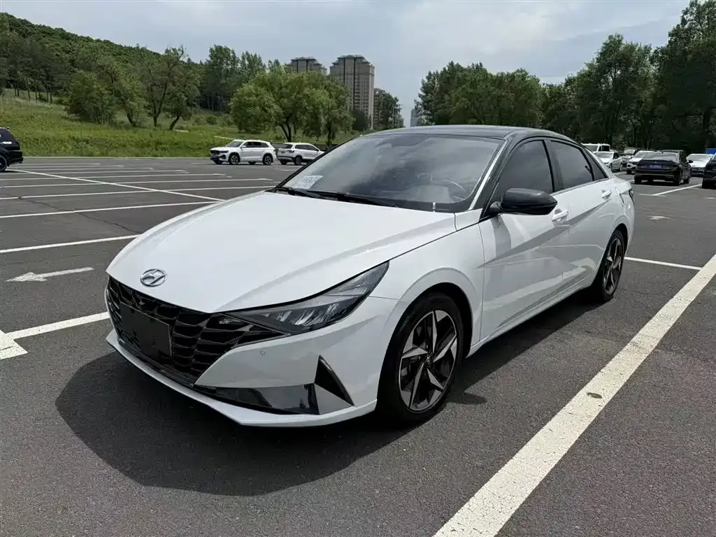 Hyundai Elantra — фото 1