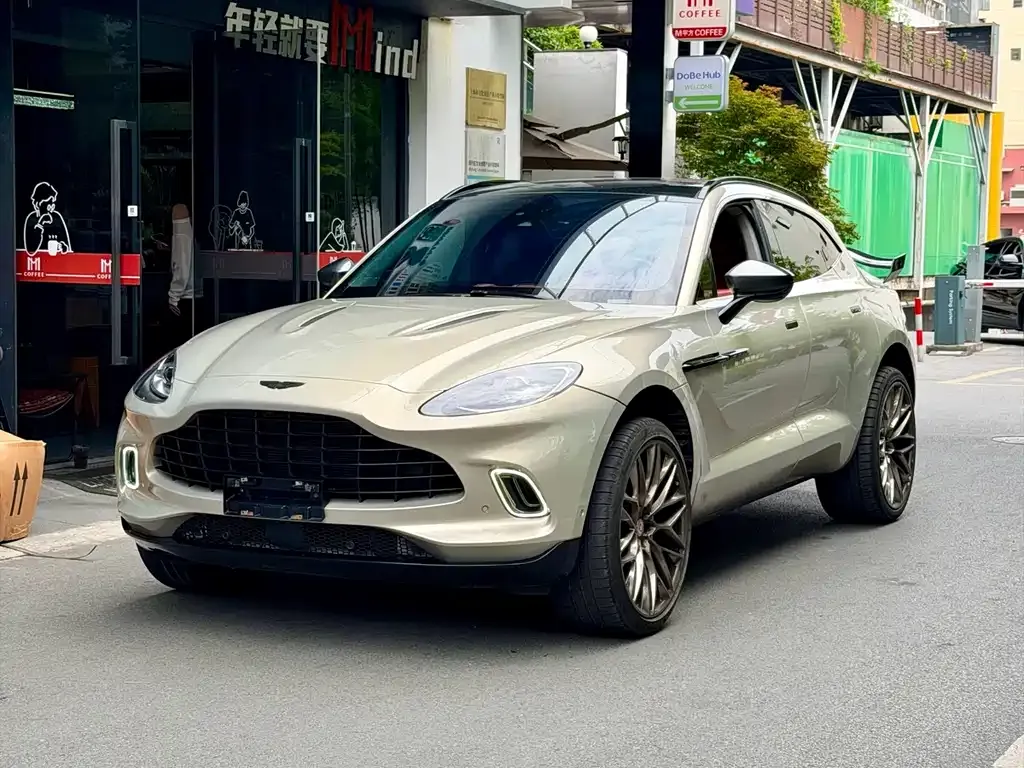 Aston Martin DBX — фото 1
