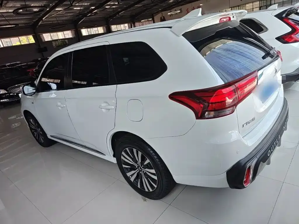 Mitsubishi Outlander — фото 9