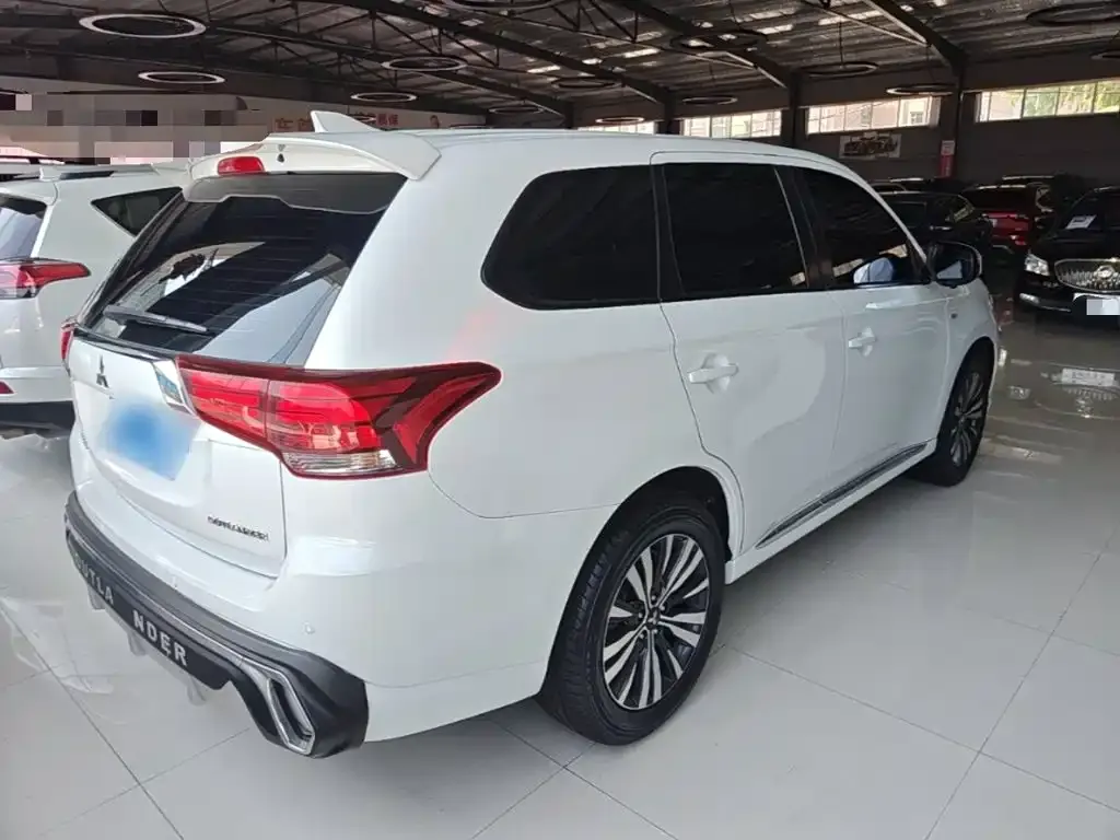 Mitsubishi Outlander — фото 5