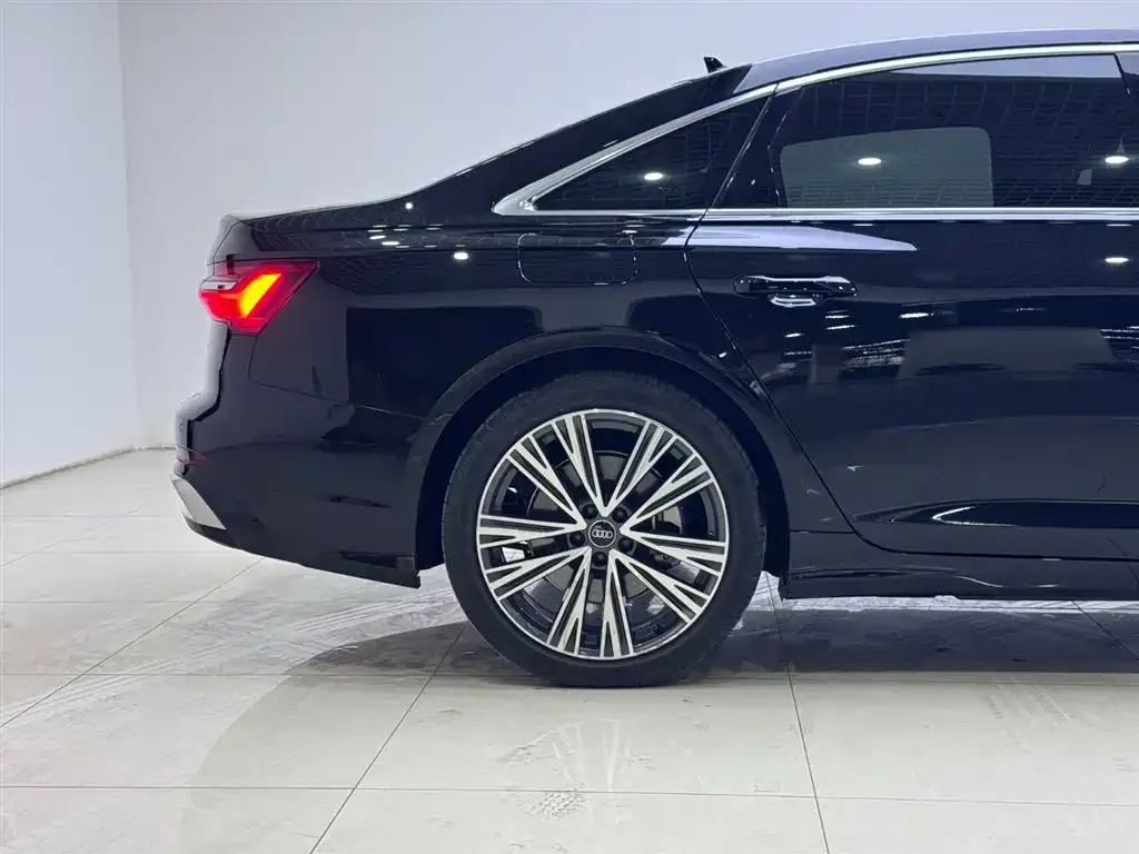 Audi A6L — фото 10