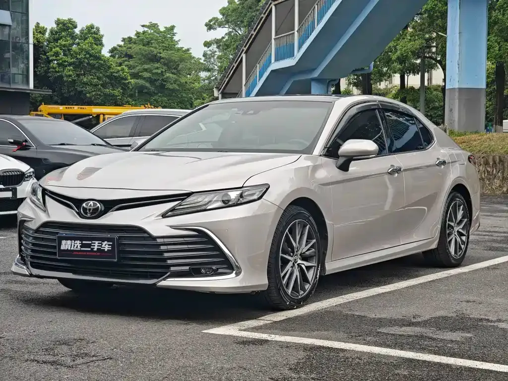 Toyota Camry — фото 1