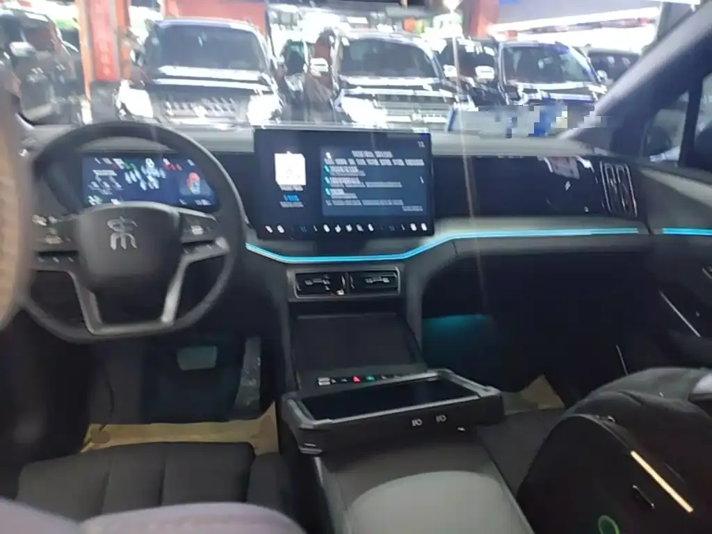BYD L DM-i — фото 4