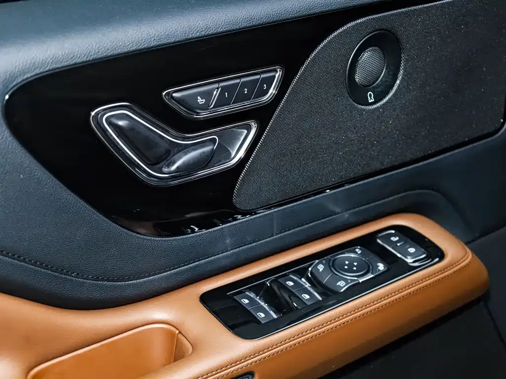 Lincoln Aviator — фото 10