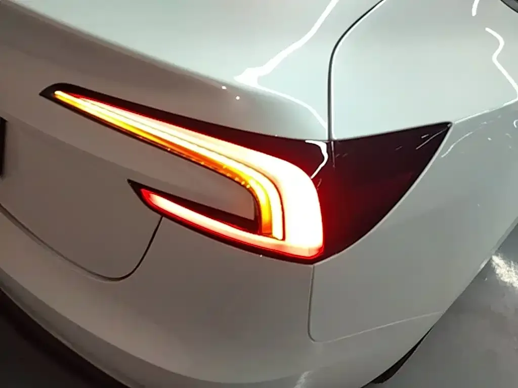 Tesla Model 3 — фото 5