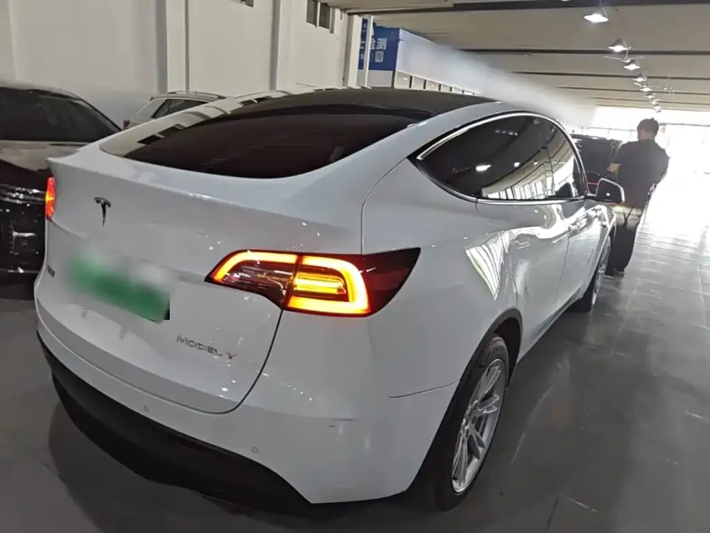 Tesla Model Y — фото 5