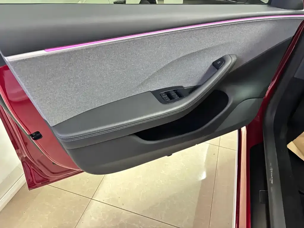 Tesla Model 3 — фото 10