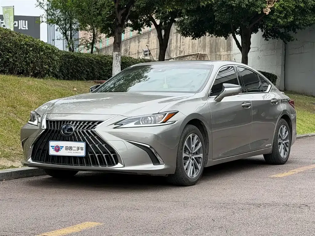 Lexus ES — фото 1