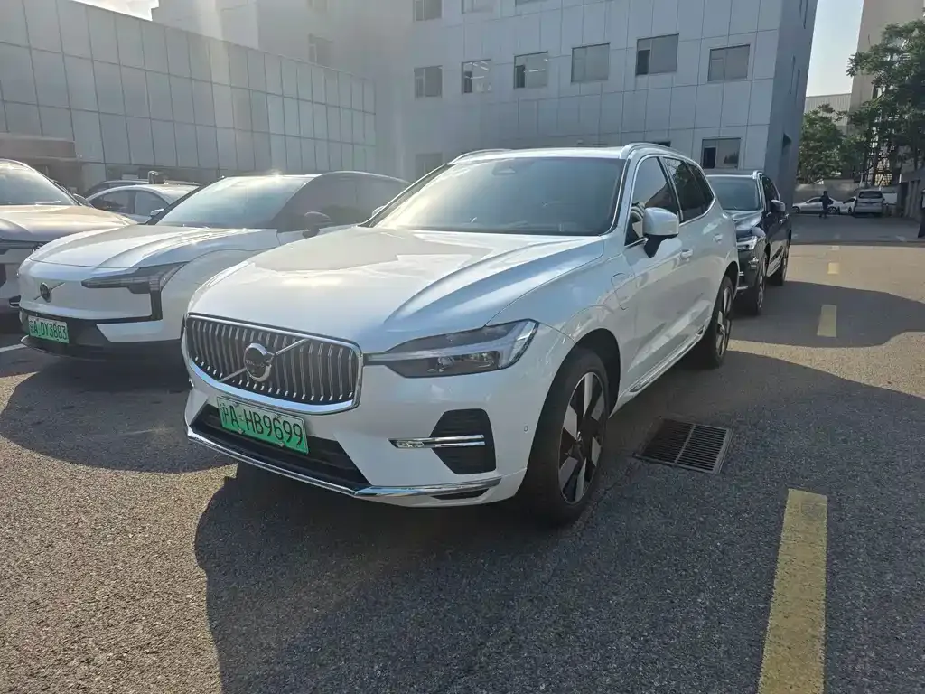 Volvo XC60 PHEV — фото 1