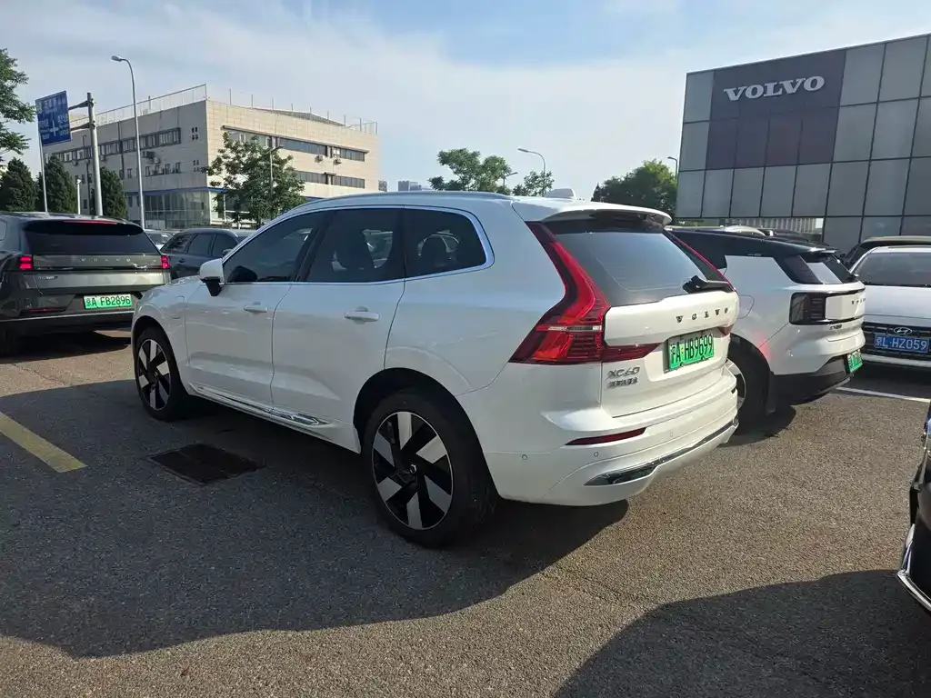 Volvo XC60 PHEV — фото 3