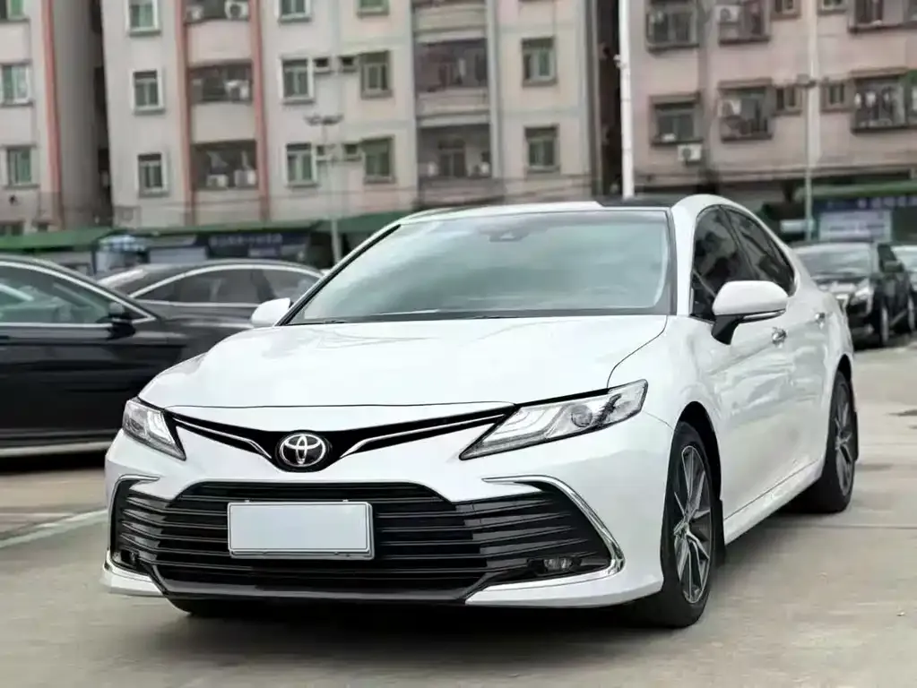 Toyota Camry — фото 1