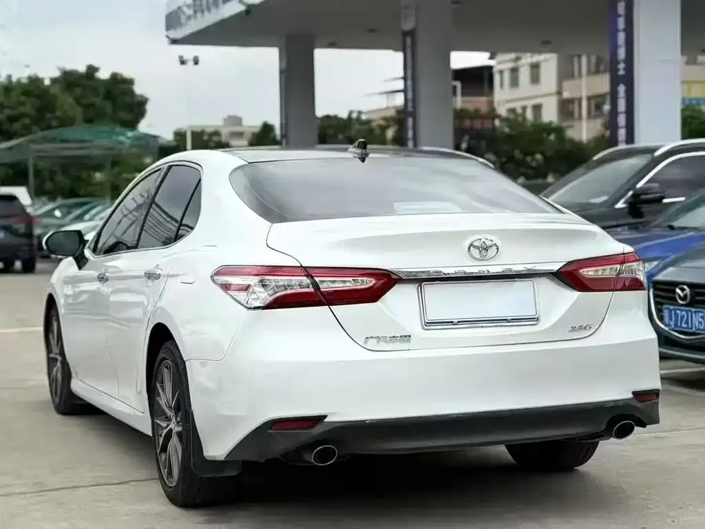 Toyota Camry — фото 5