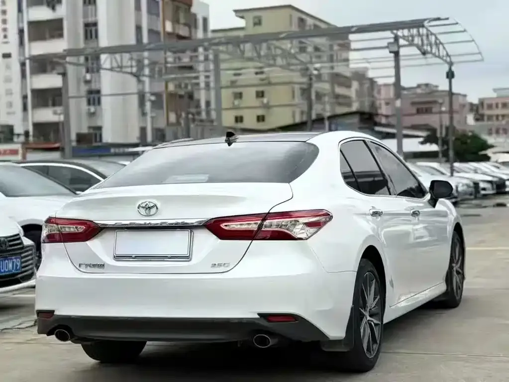 Toyota Camry — фото 8