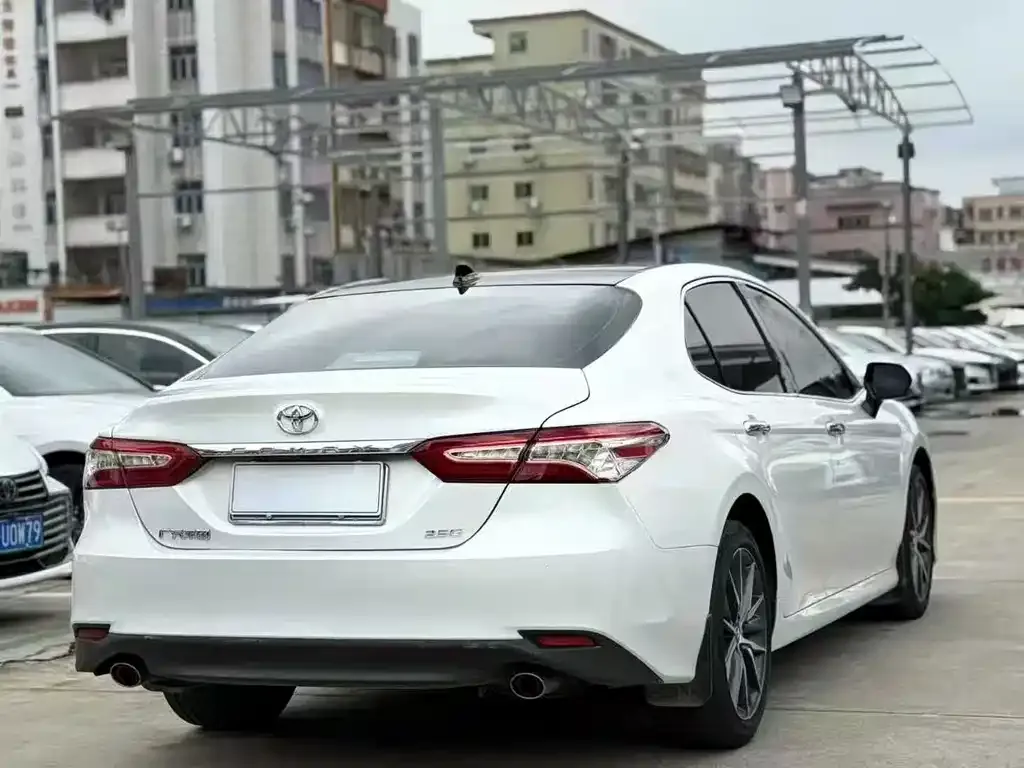 Toyota Camry — фото 6