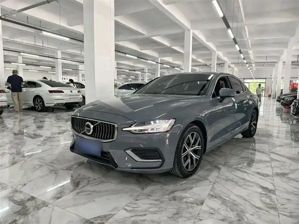 Volvo S60 — фото 1