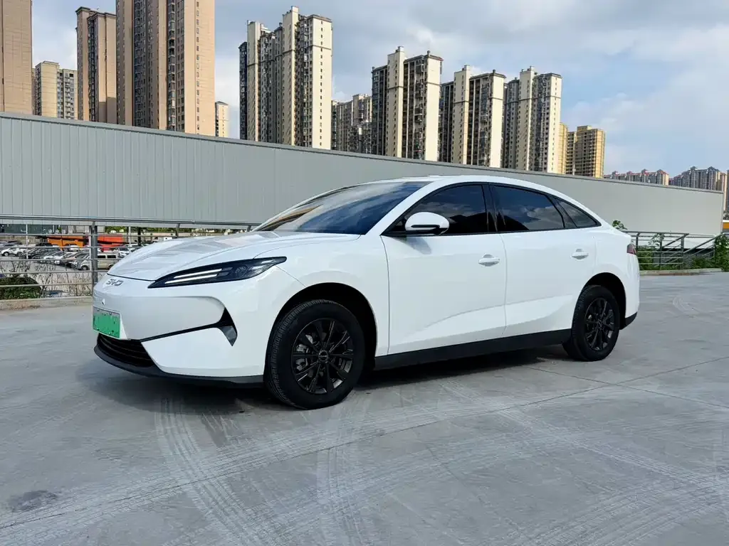 BYD e7