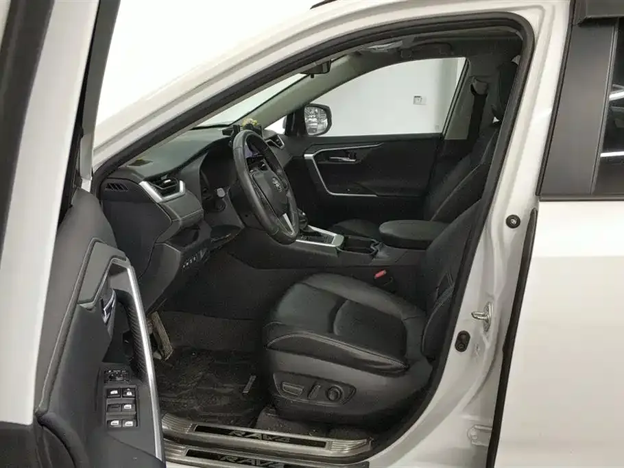Toyota RAV4 — фото 10